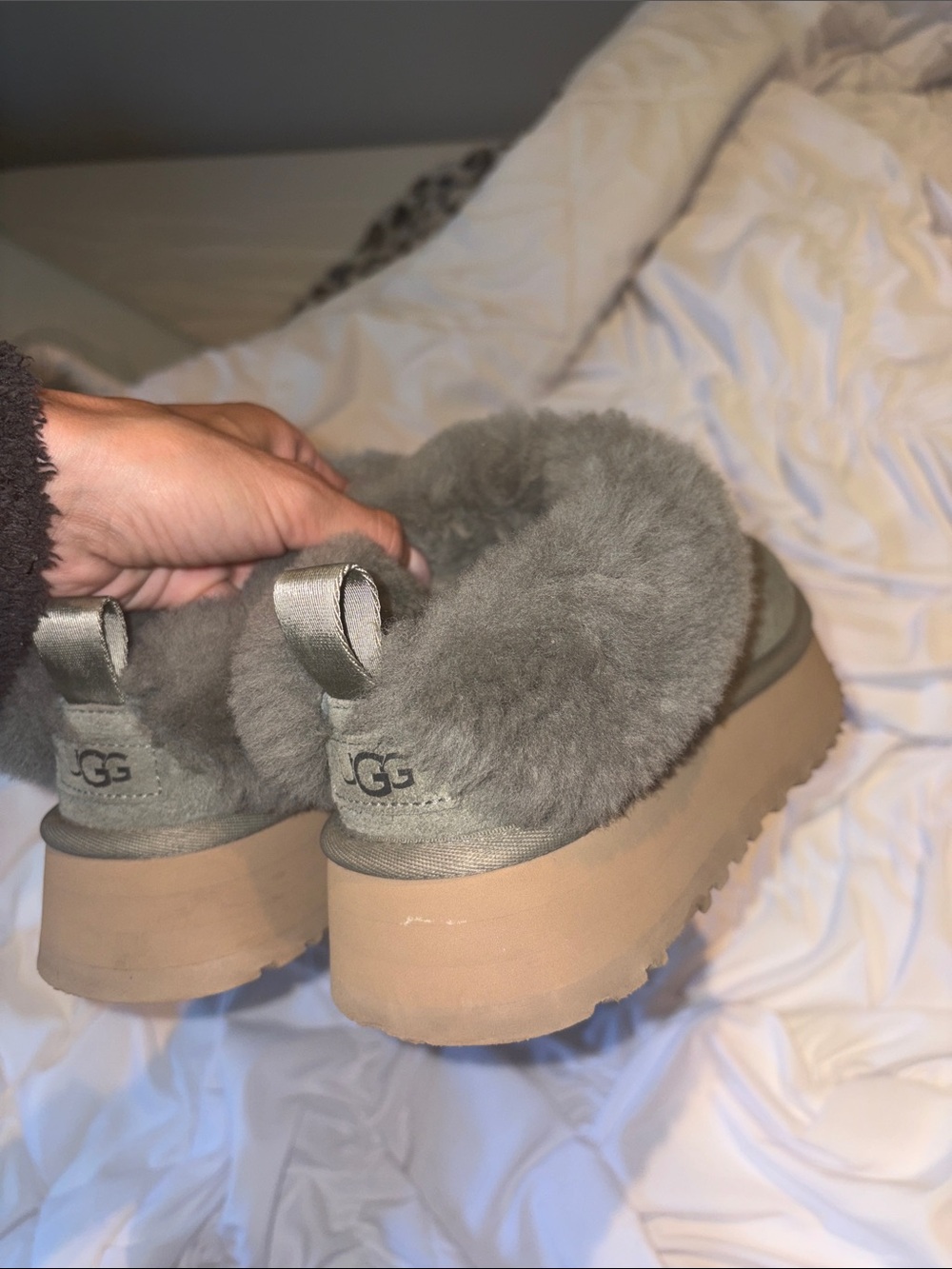UGG Women's olive Sheepskin Platform Slippers with Tan Sole tazelle size 7